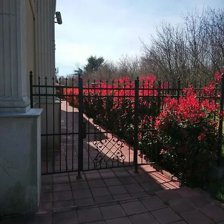Lägenhet за гости сънрайз флора бийч Pomorie