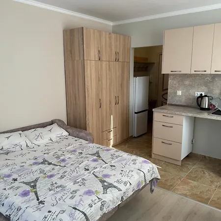 за гости сънрайз флора бийч Lägenhet Pomorie